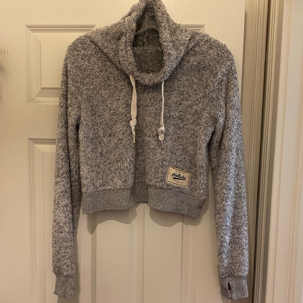 Hollister XS Fluffy Cropped Top